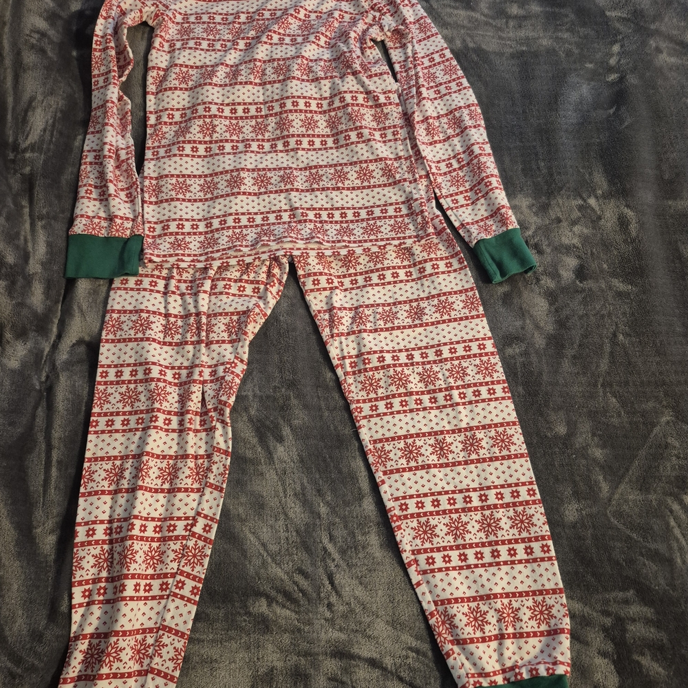 Cozy Carter's Medium Christmas Pajama Set – Perfect for Holiday Cheer! - Picture 6 of 13